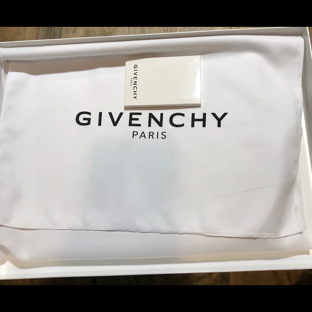 New Authentic Men Givenchy Pouch - Picture 3 of 3