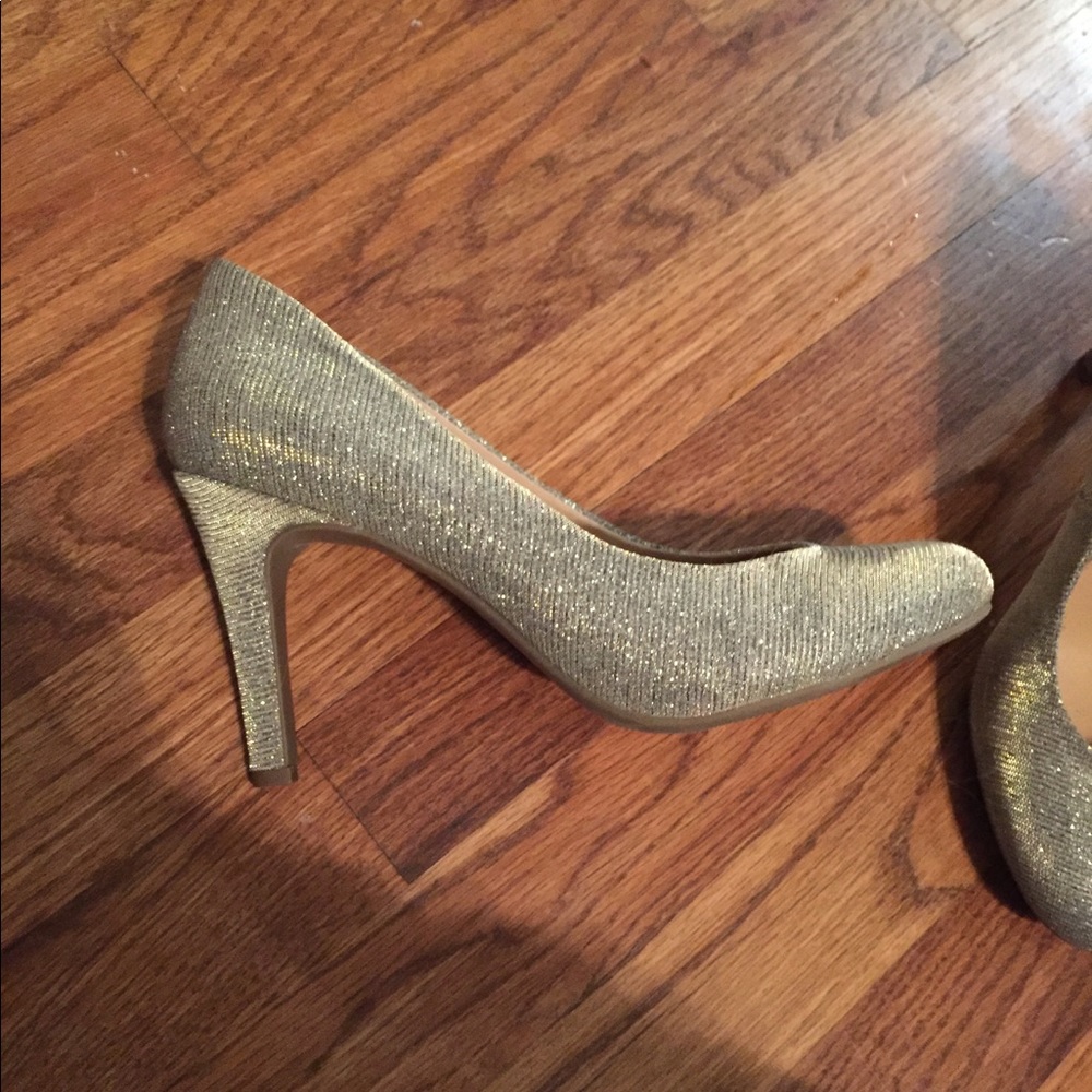 Kelly & Katie silver sparkle round toe pump!