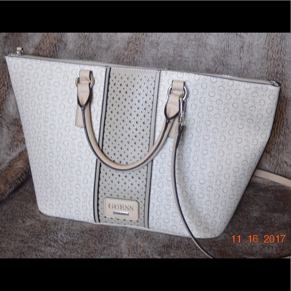 SOLD!!!Gorgeous Guess purse!!!👜👀😉😉