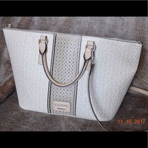 SOLD!!!Gorgeous Guess purse!!!👜👀😉😉