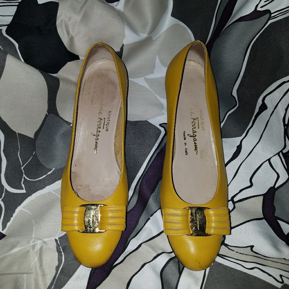 Cute little yellow ferragamo bow shoes 6.5 B