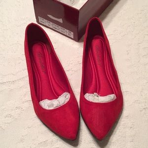 Breckelle’s 6.5 NWOT.   Perfect for the holidays!