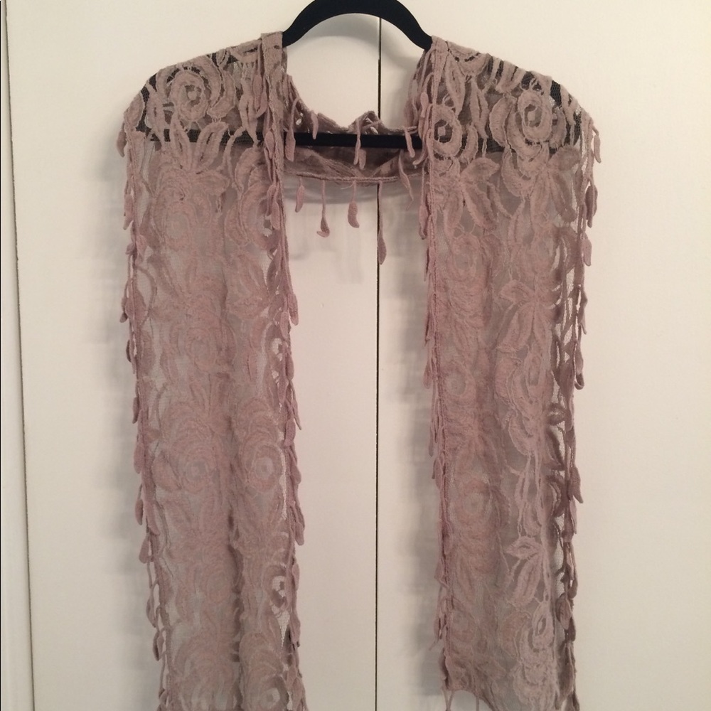Lace scarf with tassels.