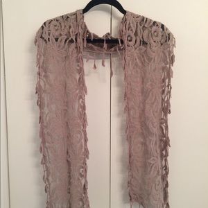 Lace scarf with tassels.