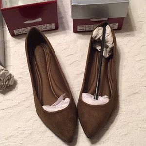 BRECKELLE’S 6.5 NWOT flats.