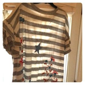 Cute top with ruffled sleeves.