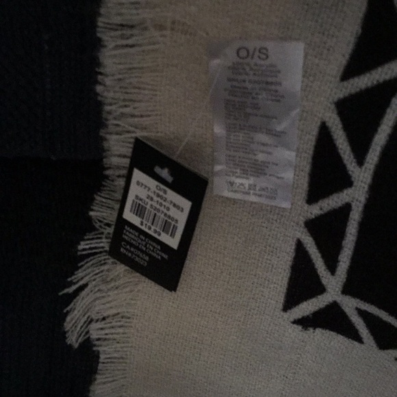 Large scarf/wrap - Picture 2 of 2