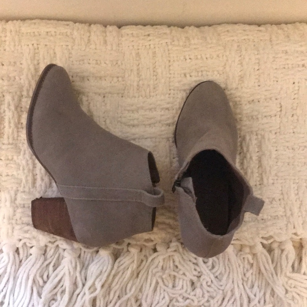 Chelsea Crew neutral suede booties size 37 (7)