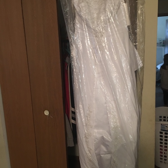 BNIP Size 4 Wedding Dress. - Picture 2 of 5