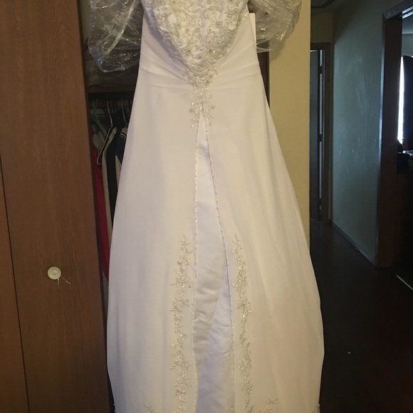 BNIP Size 4 Wedding Dress. - Picture 3 of 5
