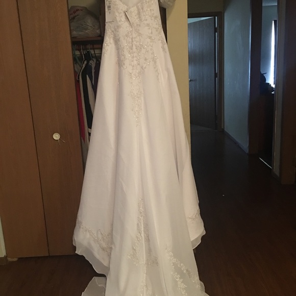 BNIP Size 4 Wedding Dress. - Picture 4 of 5