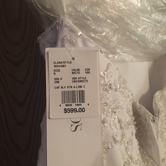 BNIP Size 4 Wedding Dress. - Picture 5 of 5
