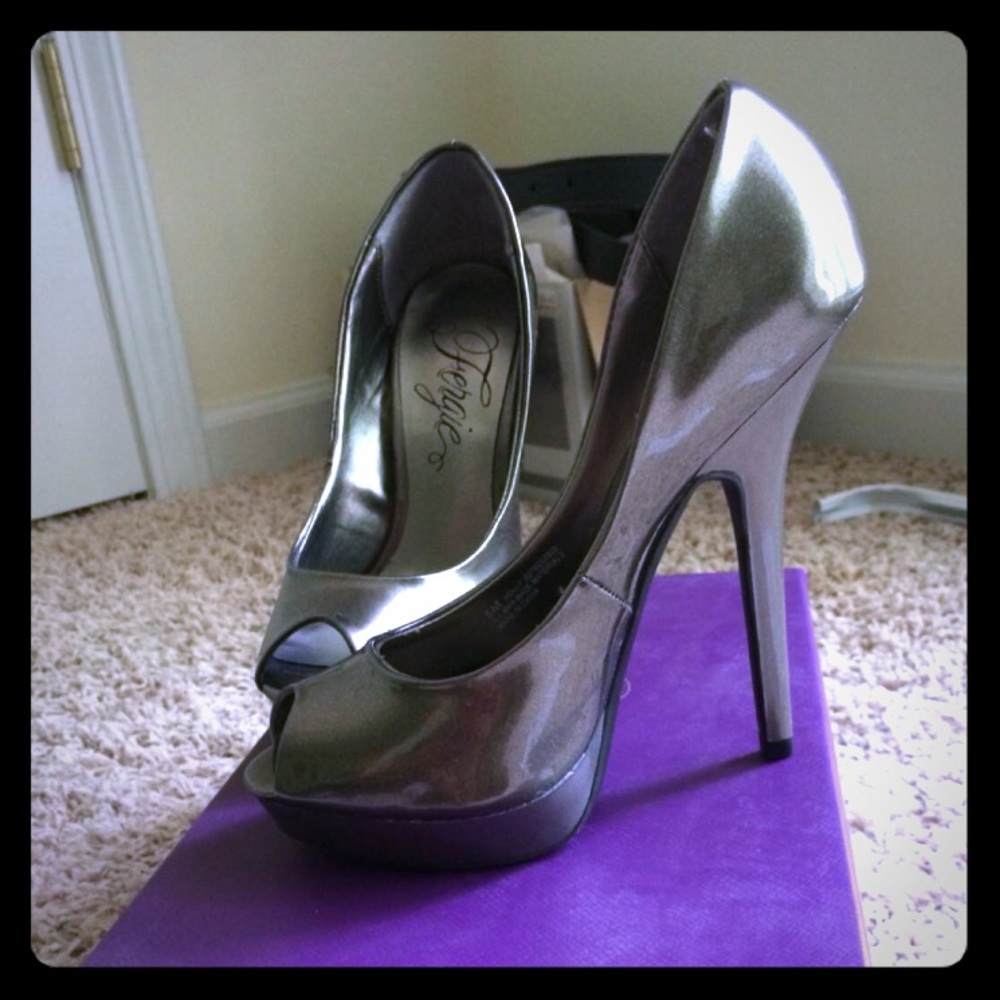 Fergie "Holly" Size 5