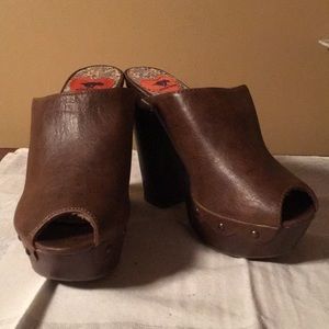 Brown mule platforms
