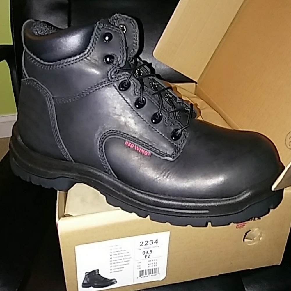 NWT Boots