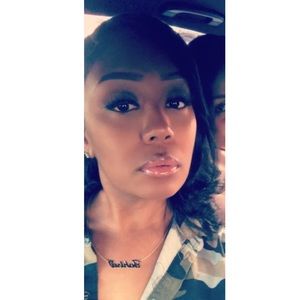 Meet your Posher, Tee