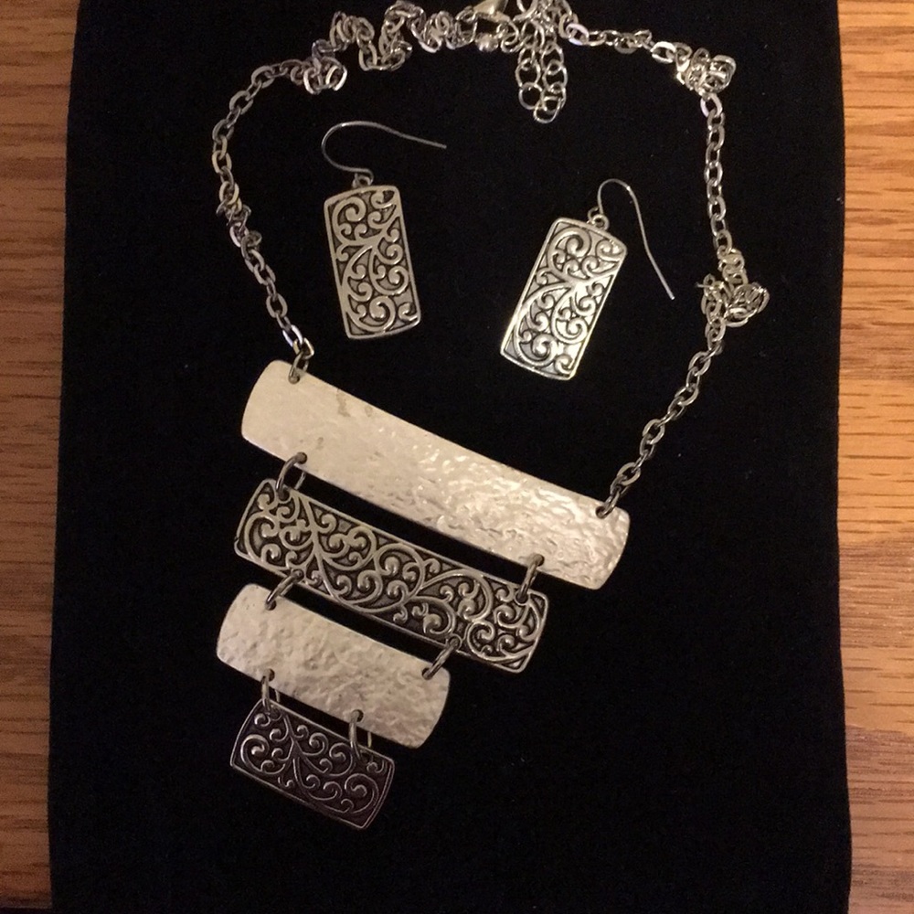3 pc necklace and earrings