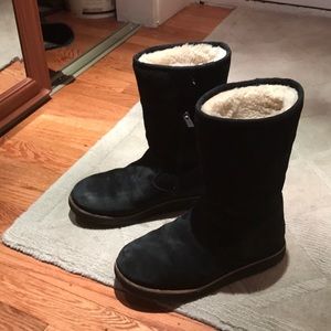 Medium rise slip on half zipper black uggs