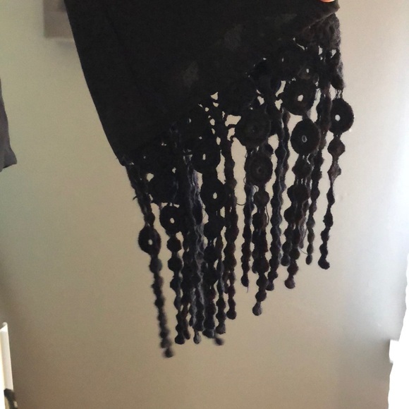 Adorable black top with cute sleeves ! - Picture 3 of 5