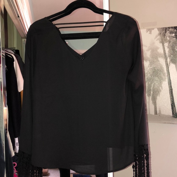 Adorable black top with cute sleeves ! - Picture 4 of 5