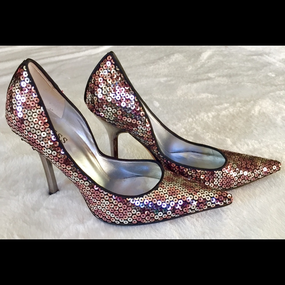 GUESS BY MARCIANO PUMPS!!! 🖤👠💋