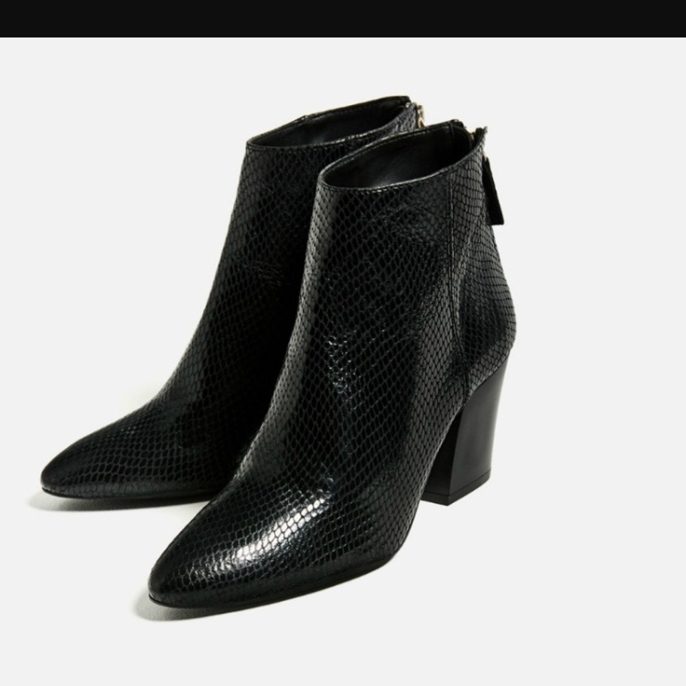 Zara Snakeskin Leather Booties (39)