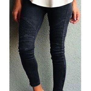 Black Moto stretchy jeans with gold zip detail.