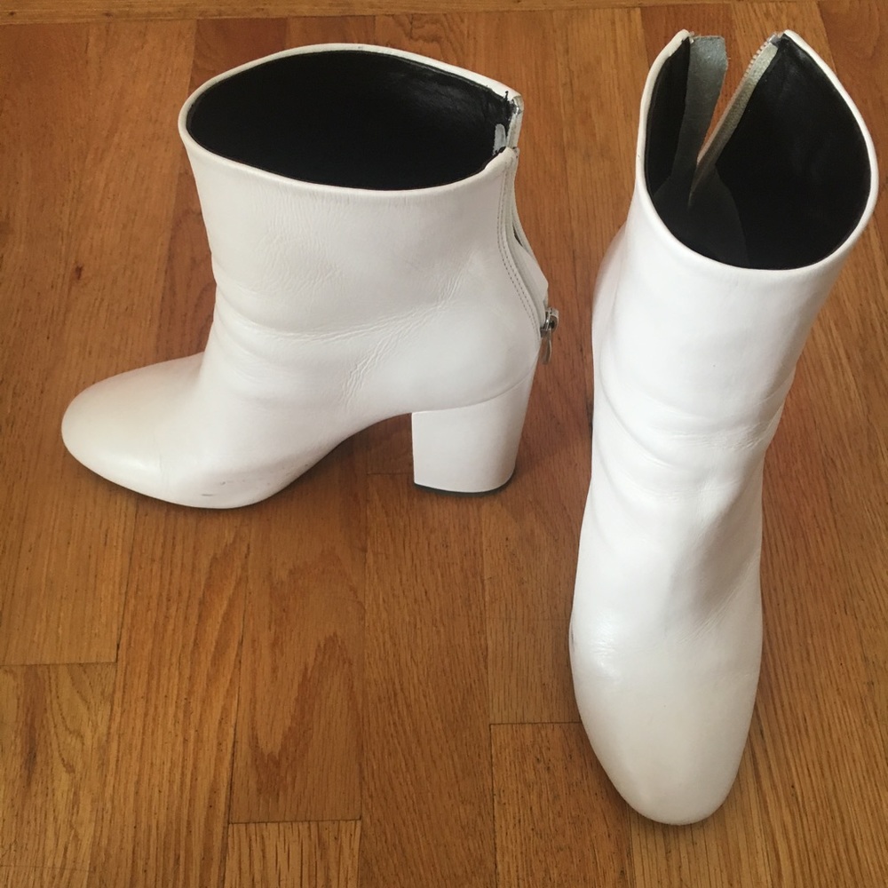 White leather Tony Bianco boots