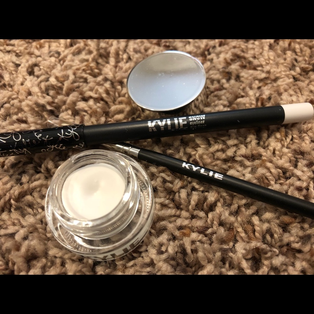 Kylie cosmetics snow kyliner