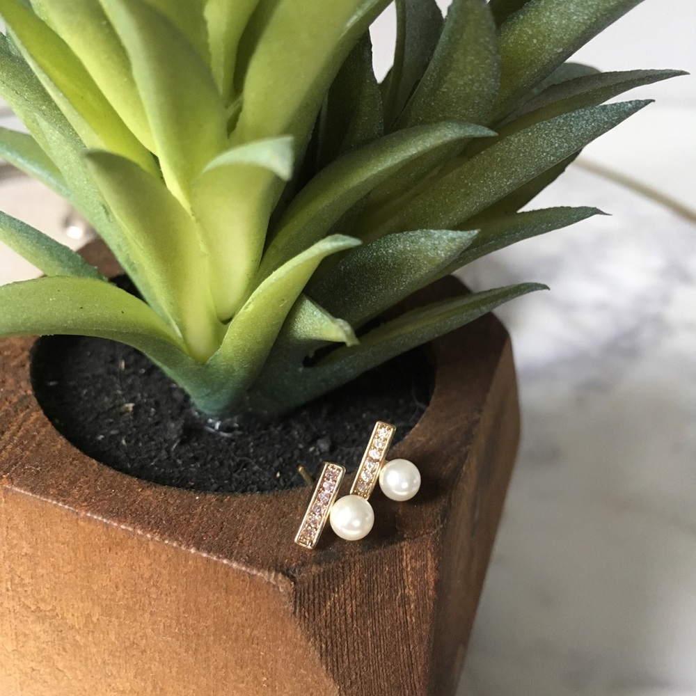 LAST PAIR Pearl + Rhinestone Bar Stud - Picture 1 of 3