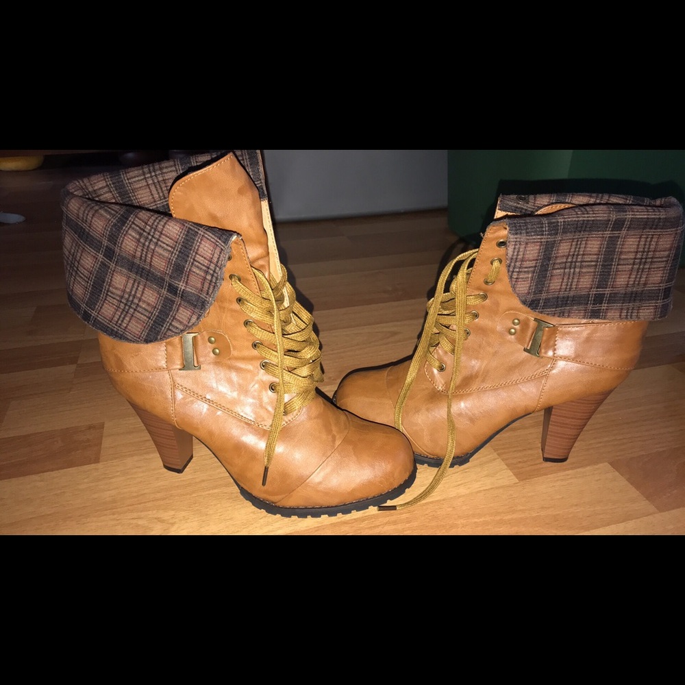 Dots women’s boots size 10
