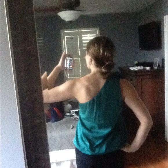 Green off the shoulder top - Picture 5 of 6