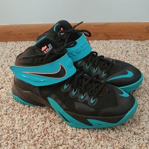 Nike Lebron basketball sneakers youth size 6.5
