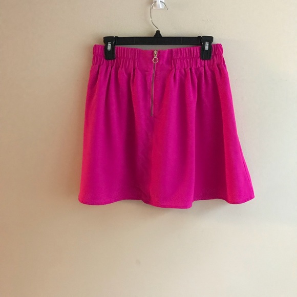 ❌SOLD❌ Pink mini skirt - Picture 2 of 3
