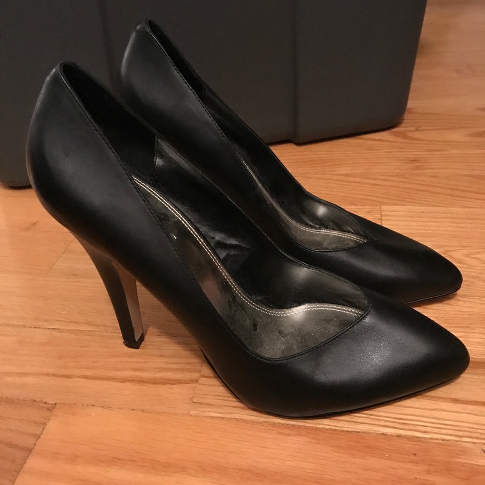 Black pumps ... brand new