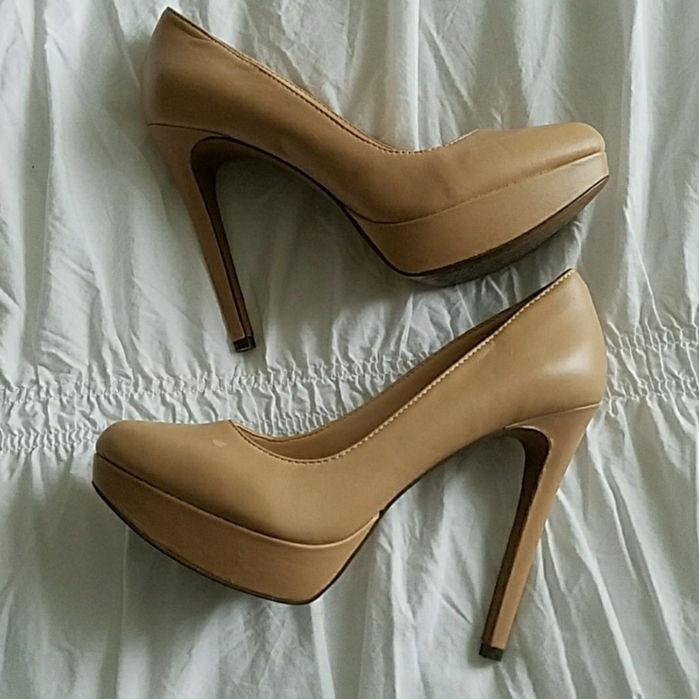 Nude pumps