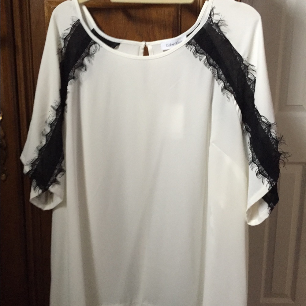 PriceDrop!Cream  top with black lace  on sleeve