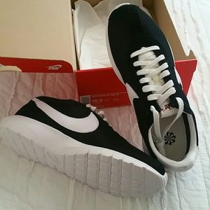 1 DAY ONLY! $40 FIRM! NEW Nike Roshe