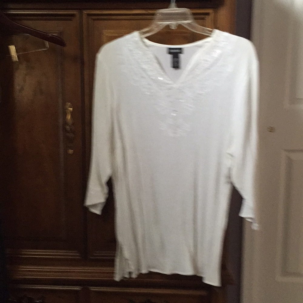 White crinkle top three-quarter sleeve embroidery