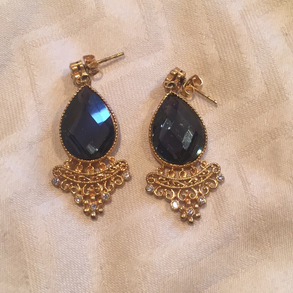 Earrings Dangling gold color with grey stone