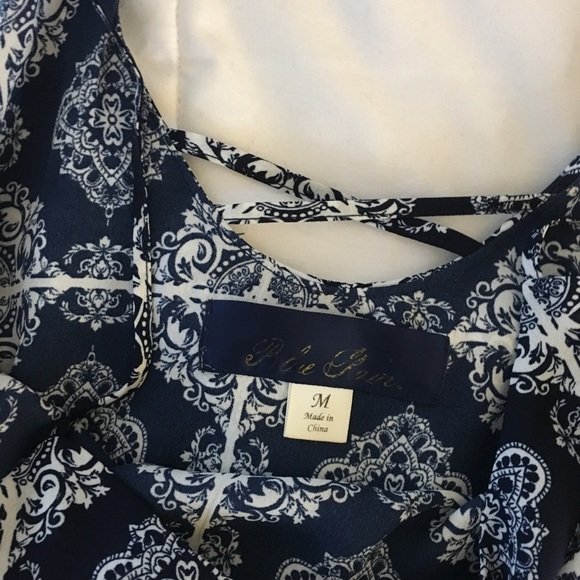 Francesca’s Blue pattern tank top - Picture 2 of 2