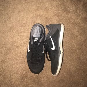 Black Nike tennis shoes