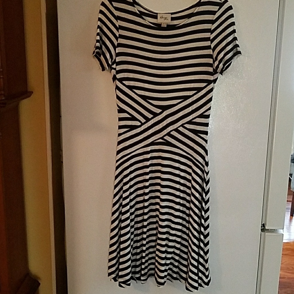 Black and white flattering comfy dress