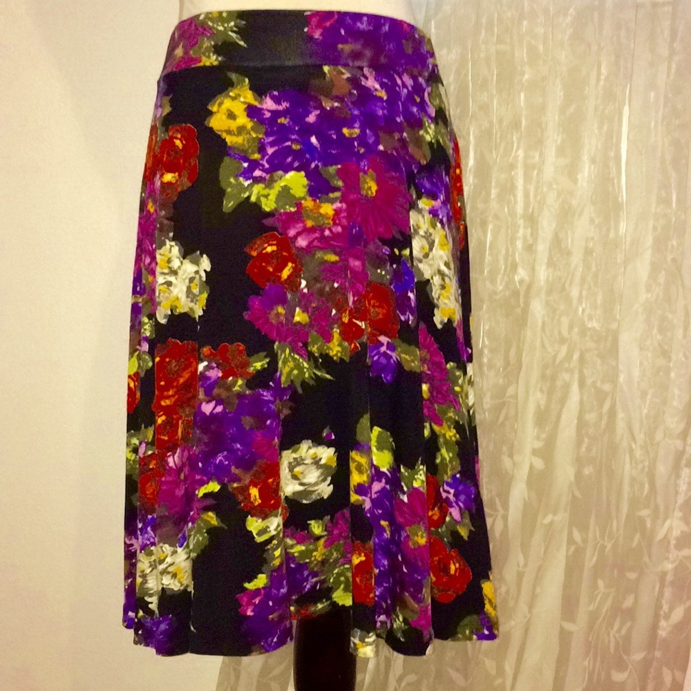 Three dots floral skirt.