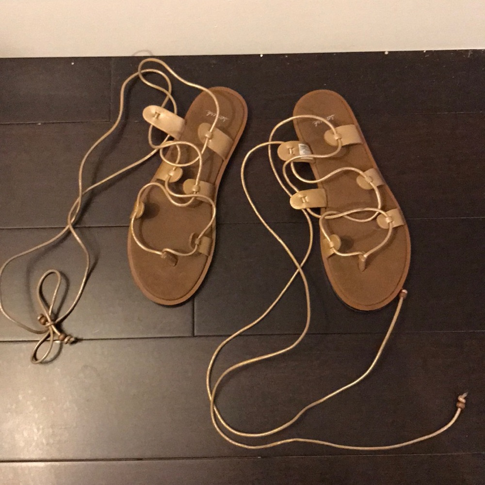 Size 6.5 lace up Sanuks