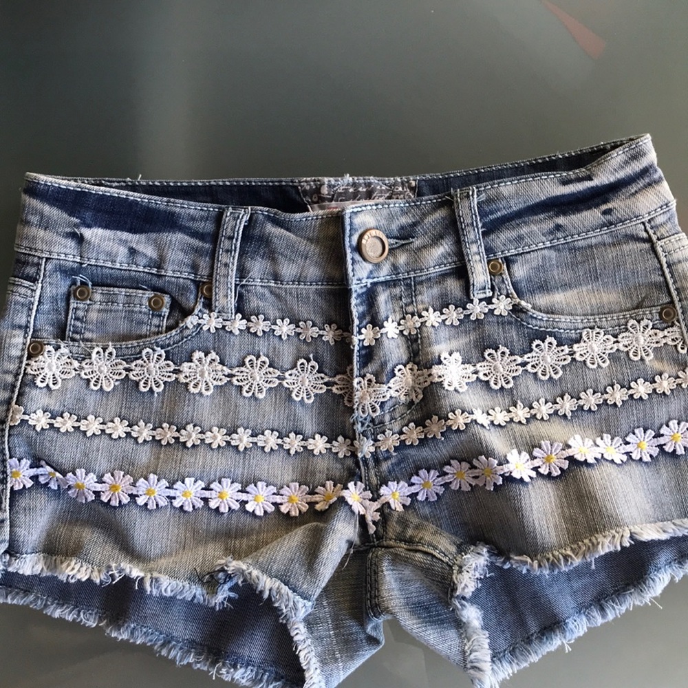 Jean shorts with flower print on front