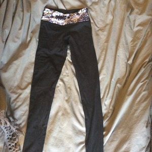 Lululemon leggings w/ cute abstract pattern waist