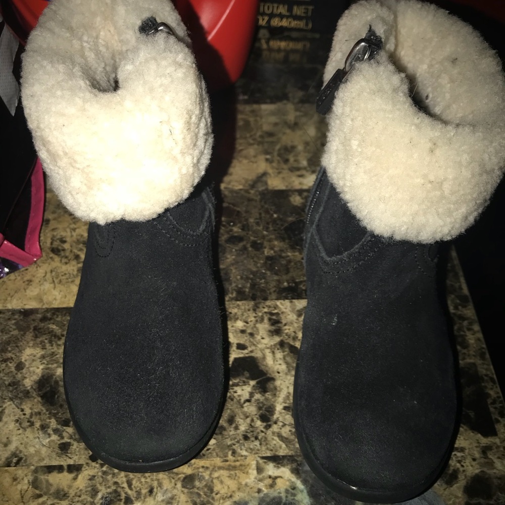 Toddler black uggs size 7