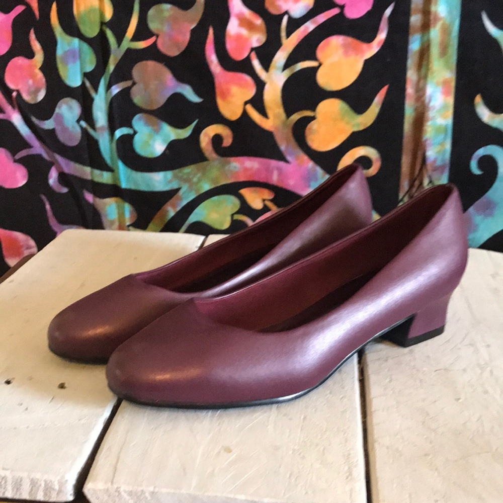 NIB Classique Molly in Wine Comfy Heels Size 7 1/2