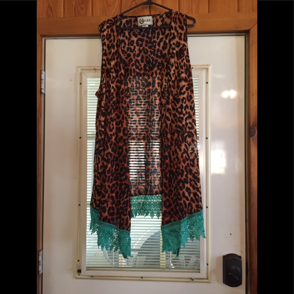 Leopard vest with contrasting lace trim
